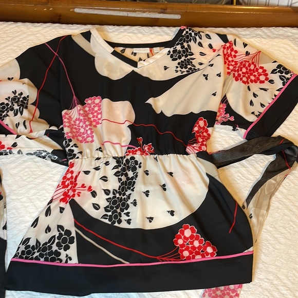 New York and Company small kimono top black red pink white tie waist belt V-neck - Picture 6 of 11